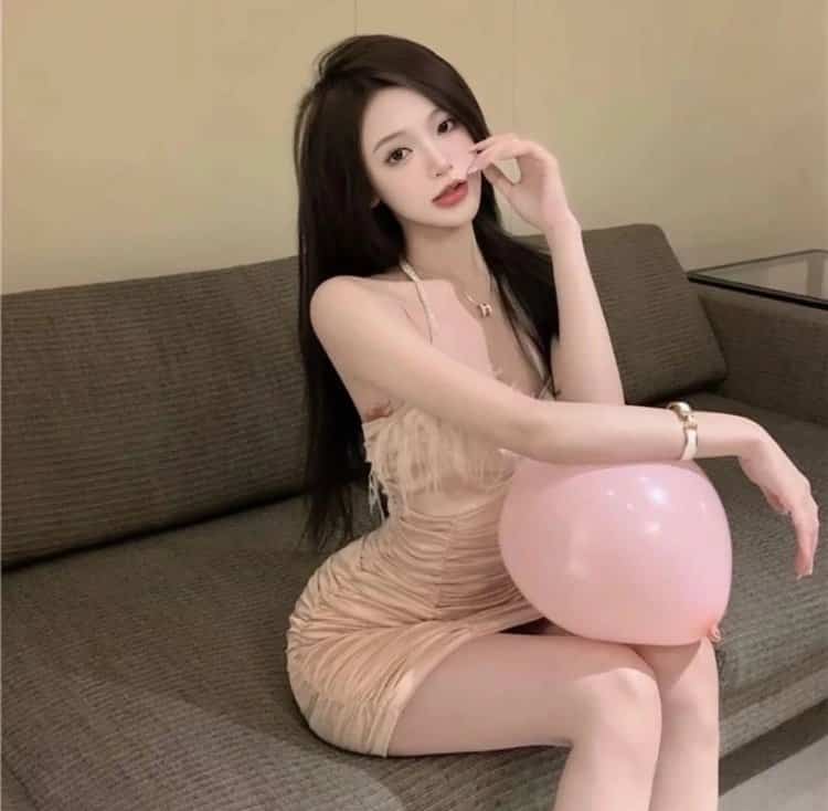 户外探险:美女主播带你看世界